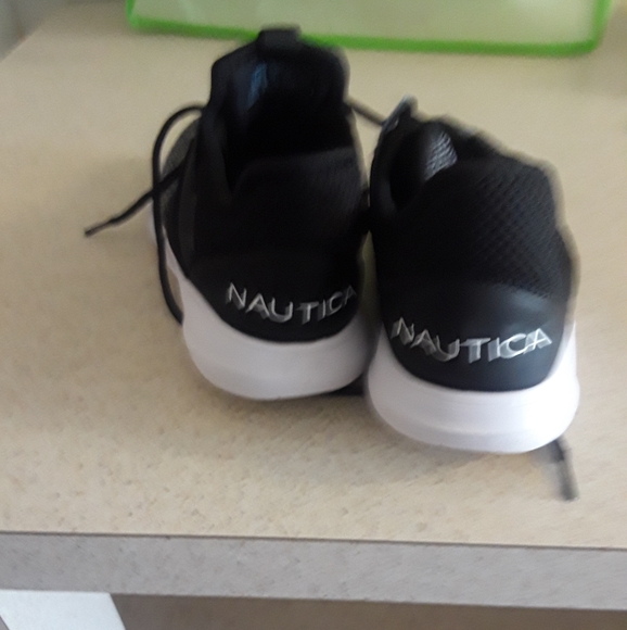 Nautica tennis shoes size 7 and 1/2 very comfortab - Picture 3 of 3